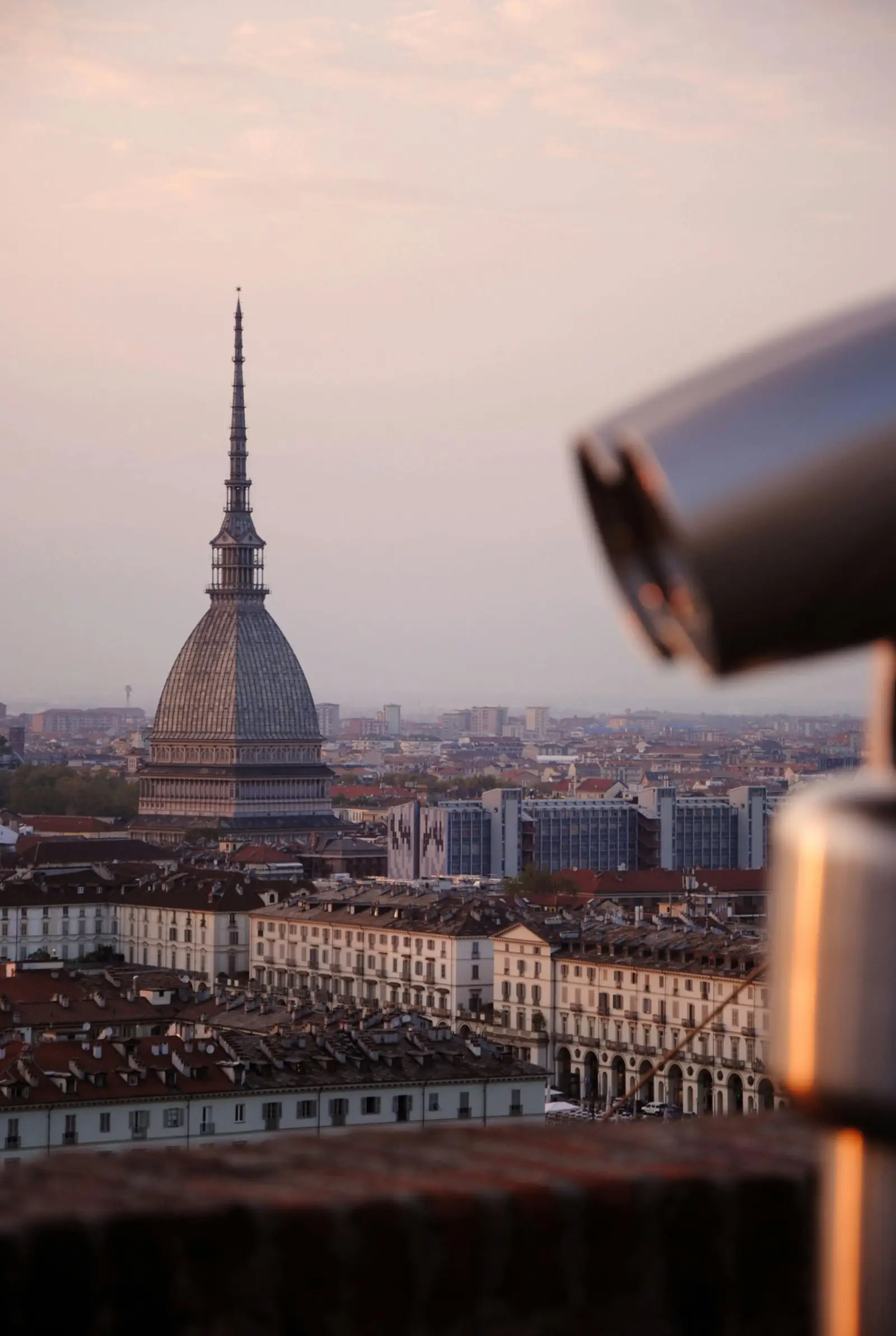 Panorama di Torino al tramonto con la Mole Antonelliana